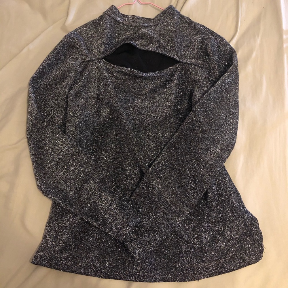 Silver cutout going out top